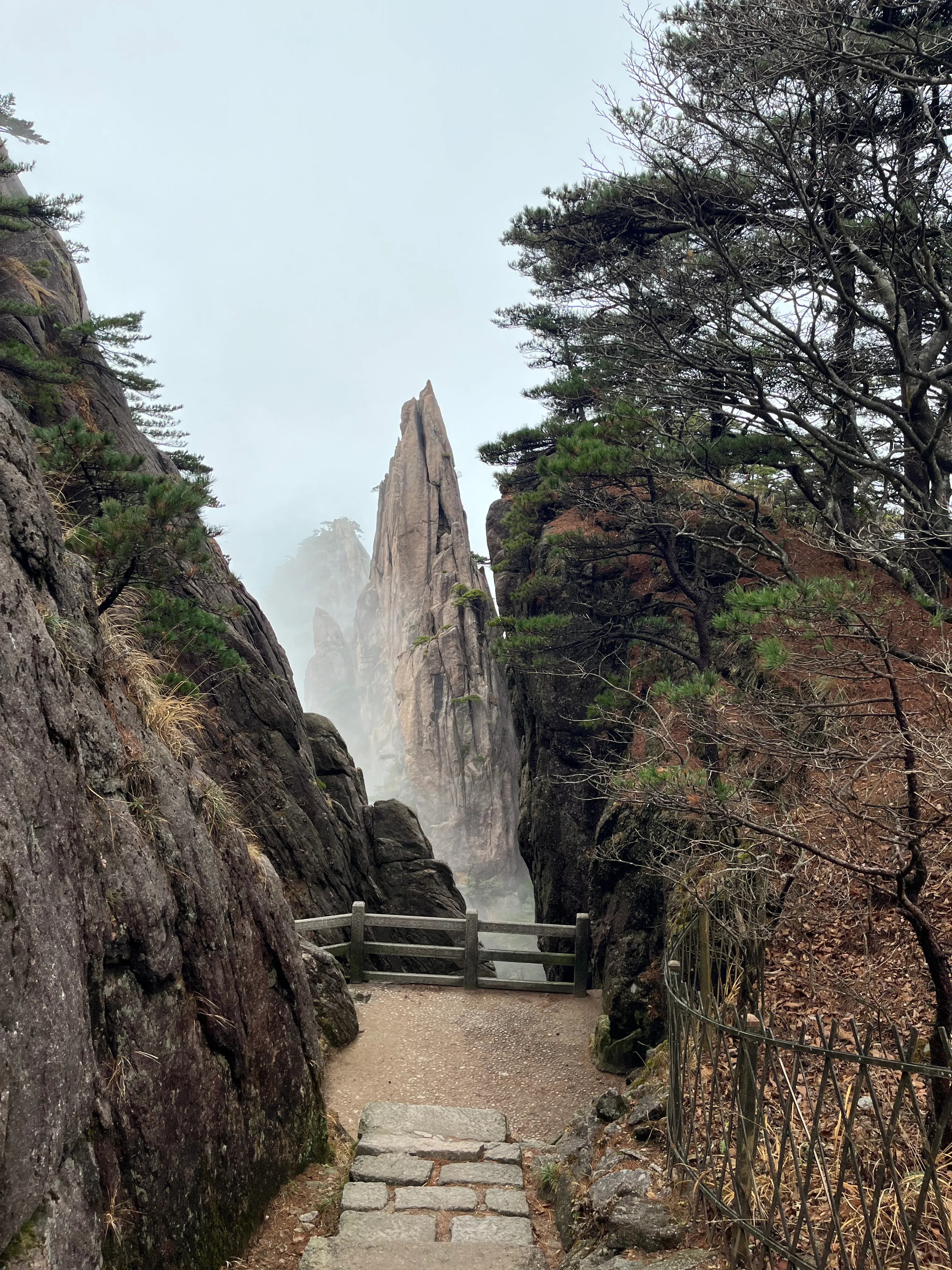 山路尽头雾中的石峰