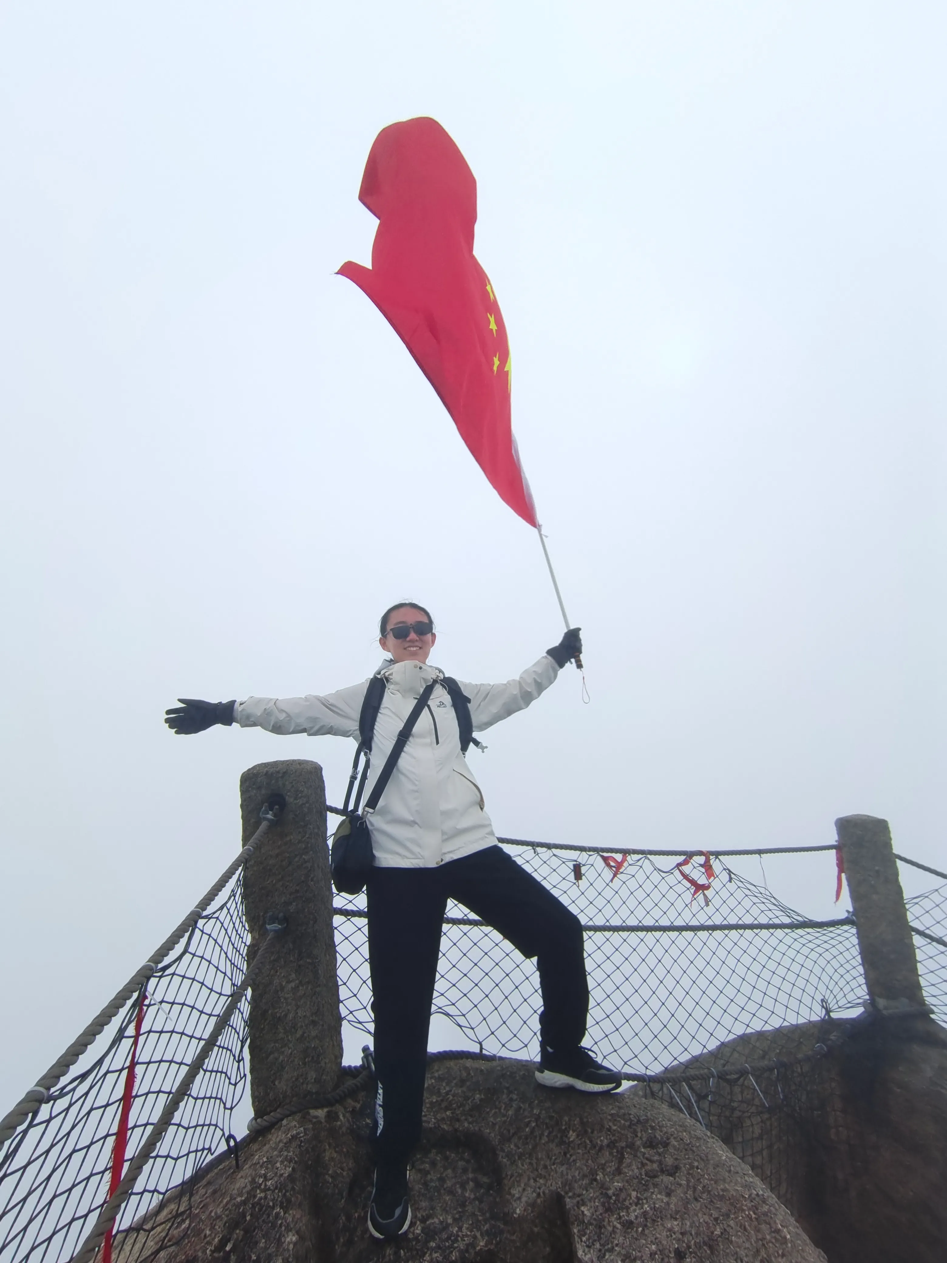 天都峰顶红旗