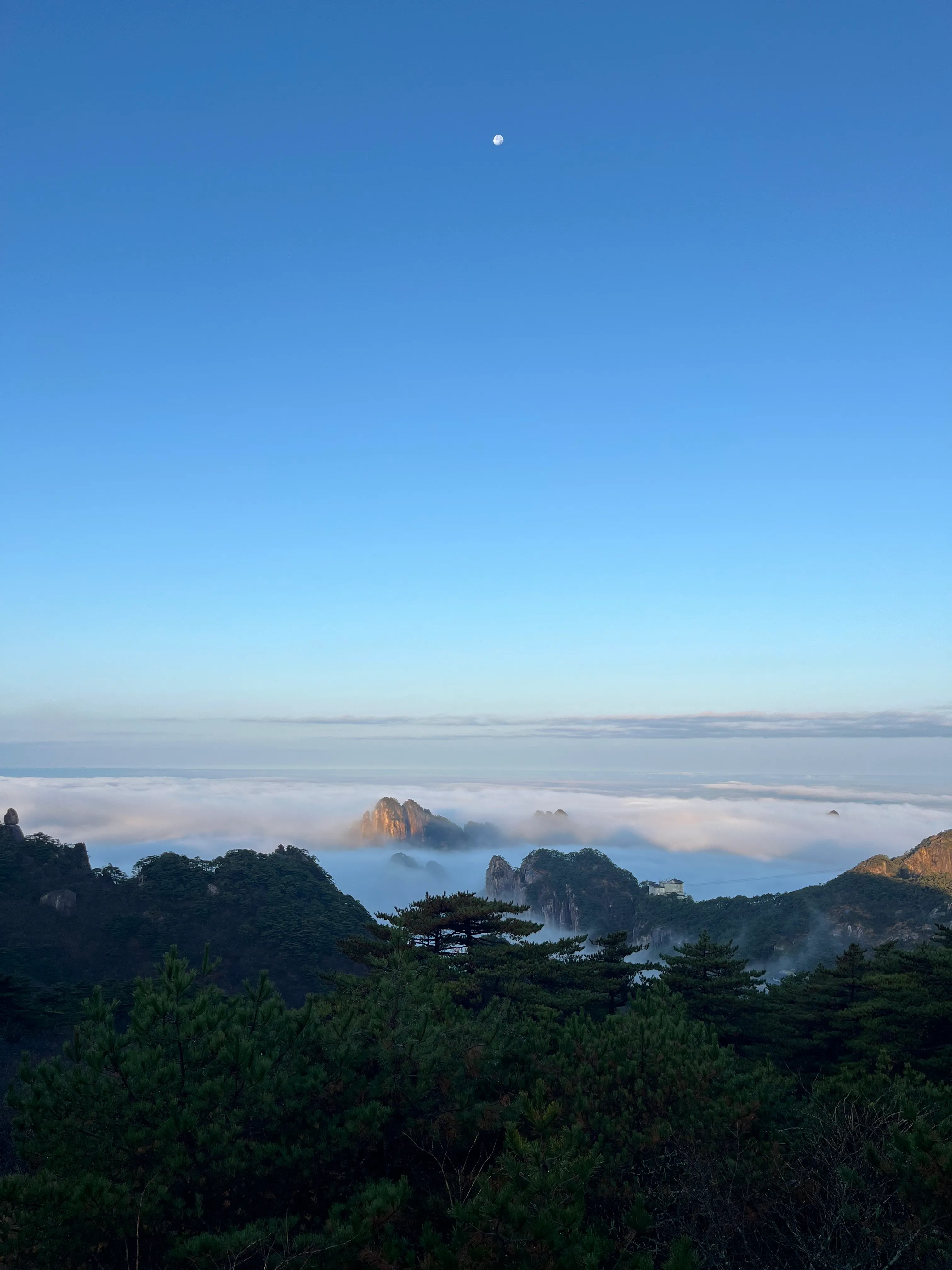 月亮悬在黄山云海上空