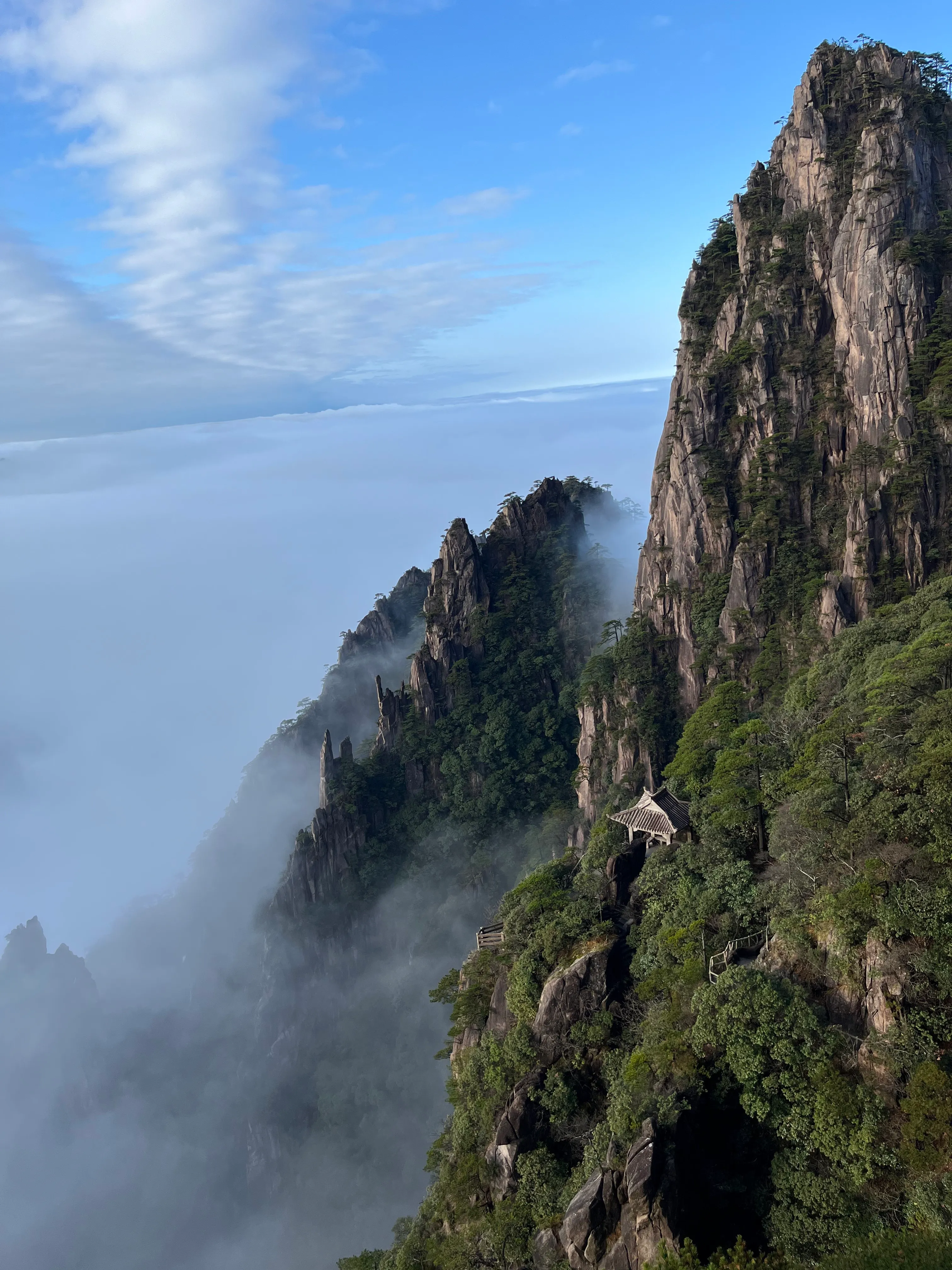 西海大峡谷云雾中的山峰与山间亭